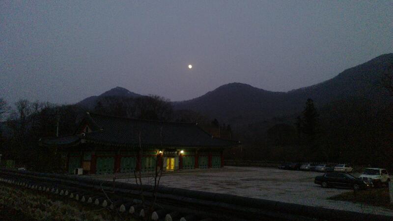 2014-03-15-Moonrise-over-the-temple.md_14030062.jpg