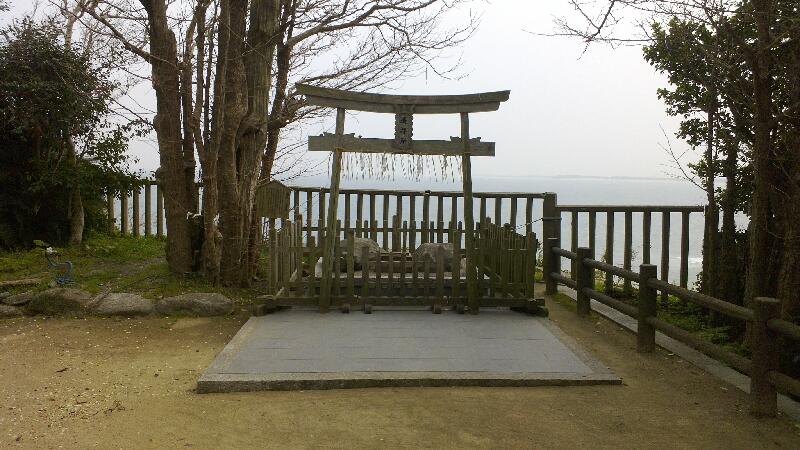 2014-03-19-In-a-shrine-by-the-sea-near-Fukuoka.md_14030084.jpg